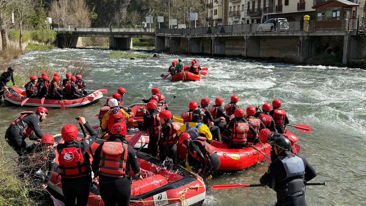 Barques de ràfting plenes de gent a Llavorsí
