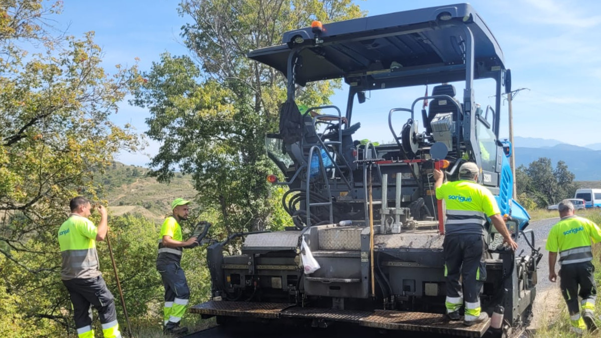 Obres de renovació de l’asfalt a la carretera d’accés als nuclis de Tendrui i Sant Adrià