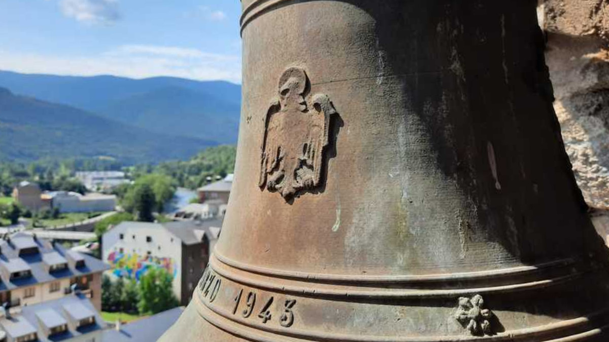 Una àguila franquista gravada en una de les campanes de l'església de Sort