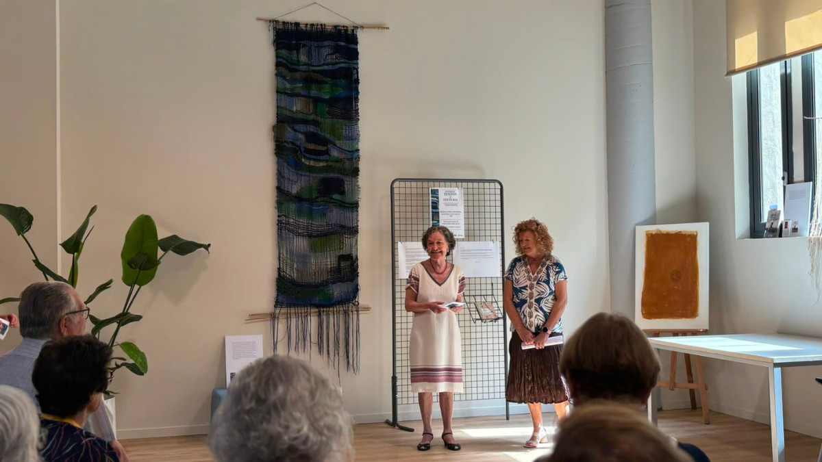 Maria Barbal i Palmira Rius en la presentació de la seva exposició