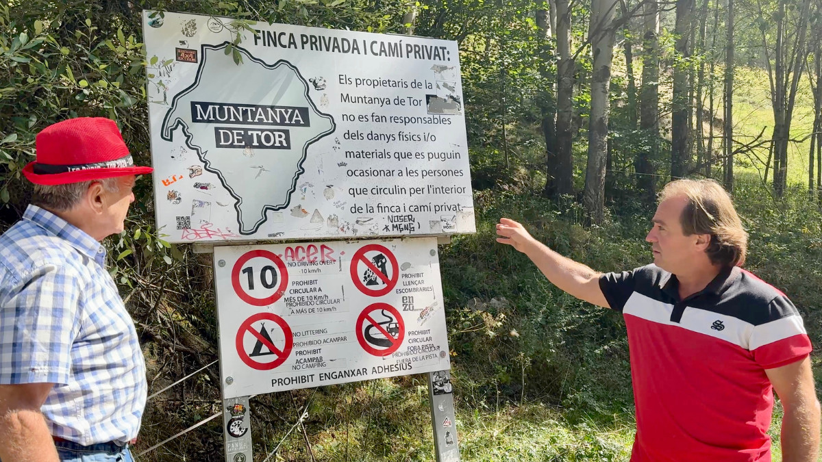 Pablo Moreno mostra el rètol de l'entrada de Tor