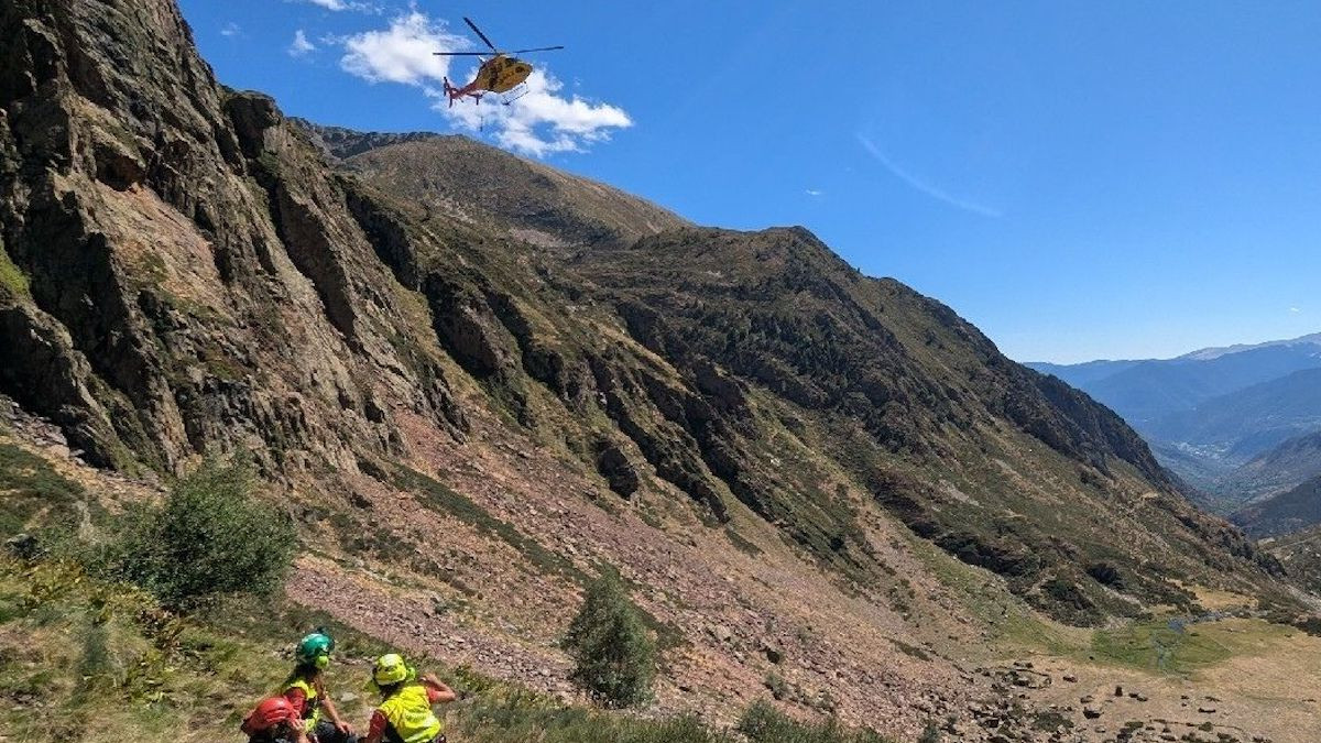Imatge del rescat en helicòpter a la Guingueta d'Àneu