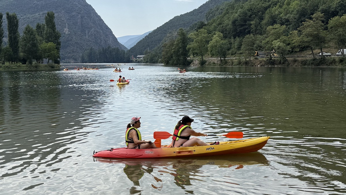 Turistes fent piragüisme al pantà de la Torrassa, a la Guingueta d'Àneu