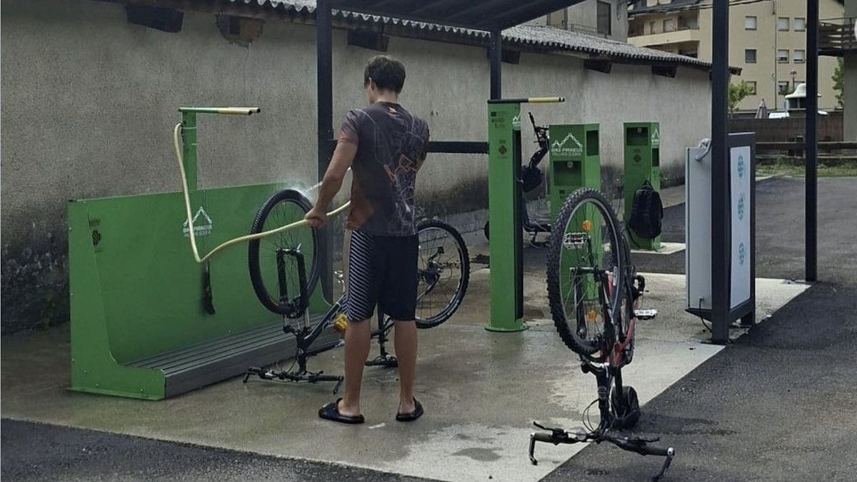 Imatge de la nova estació de manteniment i recàrrega de bicicletes