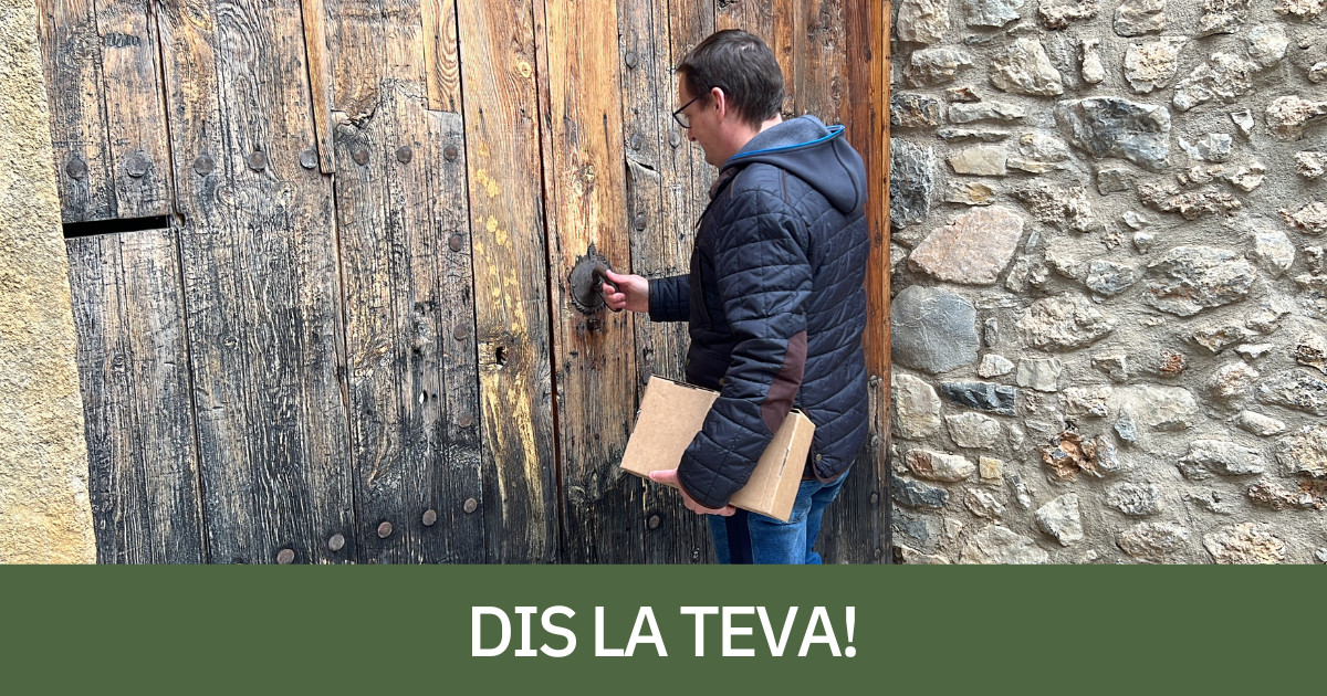 Un veí d'un poble del Pirineu amb un paquet