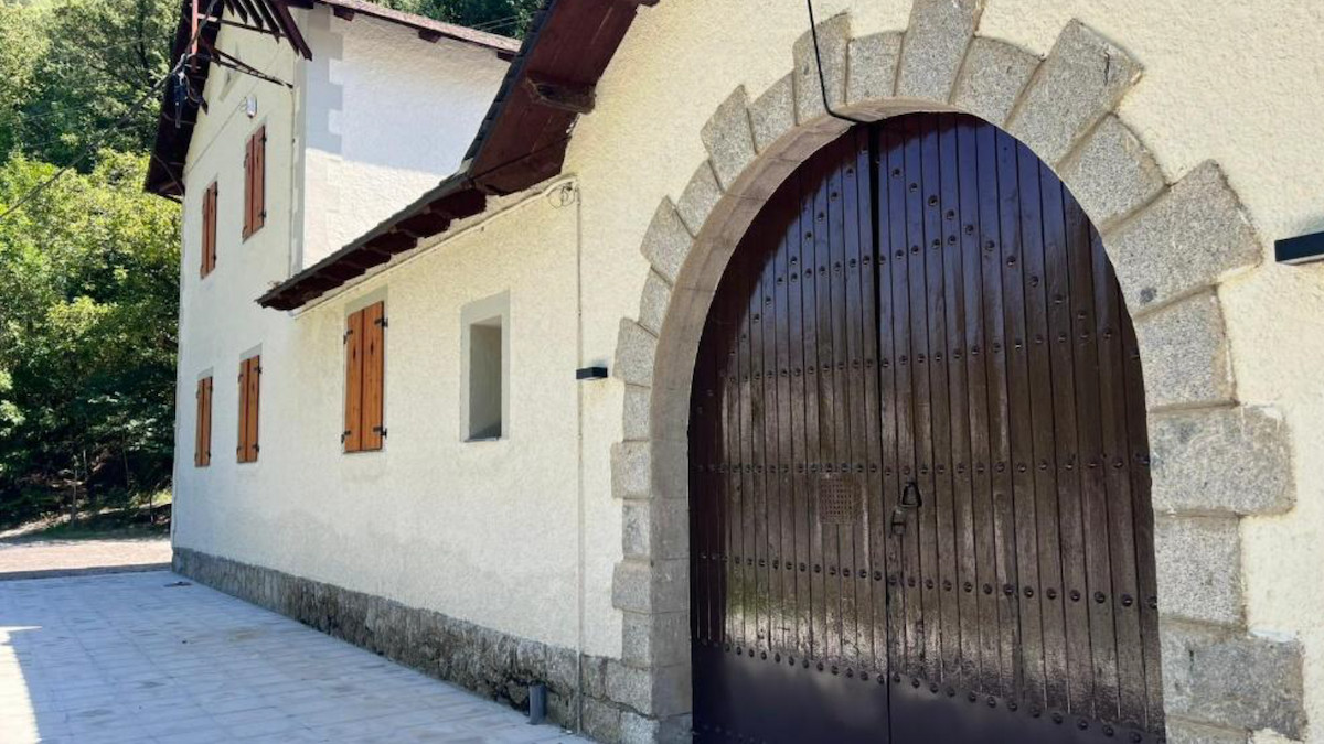 Imatge exterior de l'espai on se situa el nou coworking de la Vall Fosca