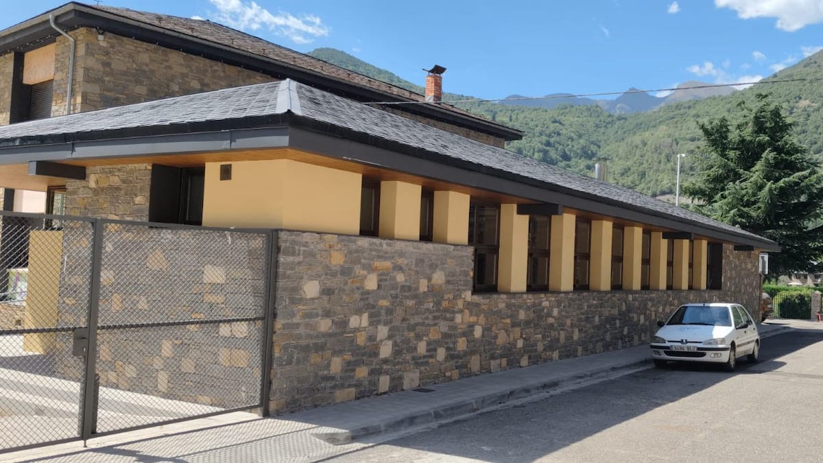 Imatge exterior del menjador escolar d'Esterri d'Àneu