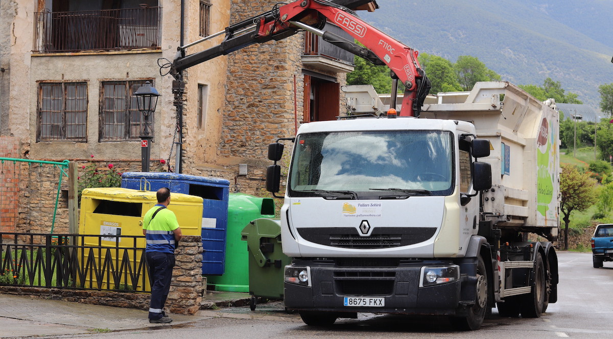 Imatge d'arxiu d'un camió recollint residus al Pallars Sobirà