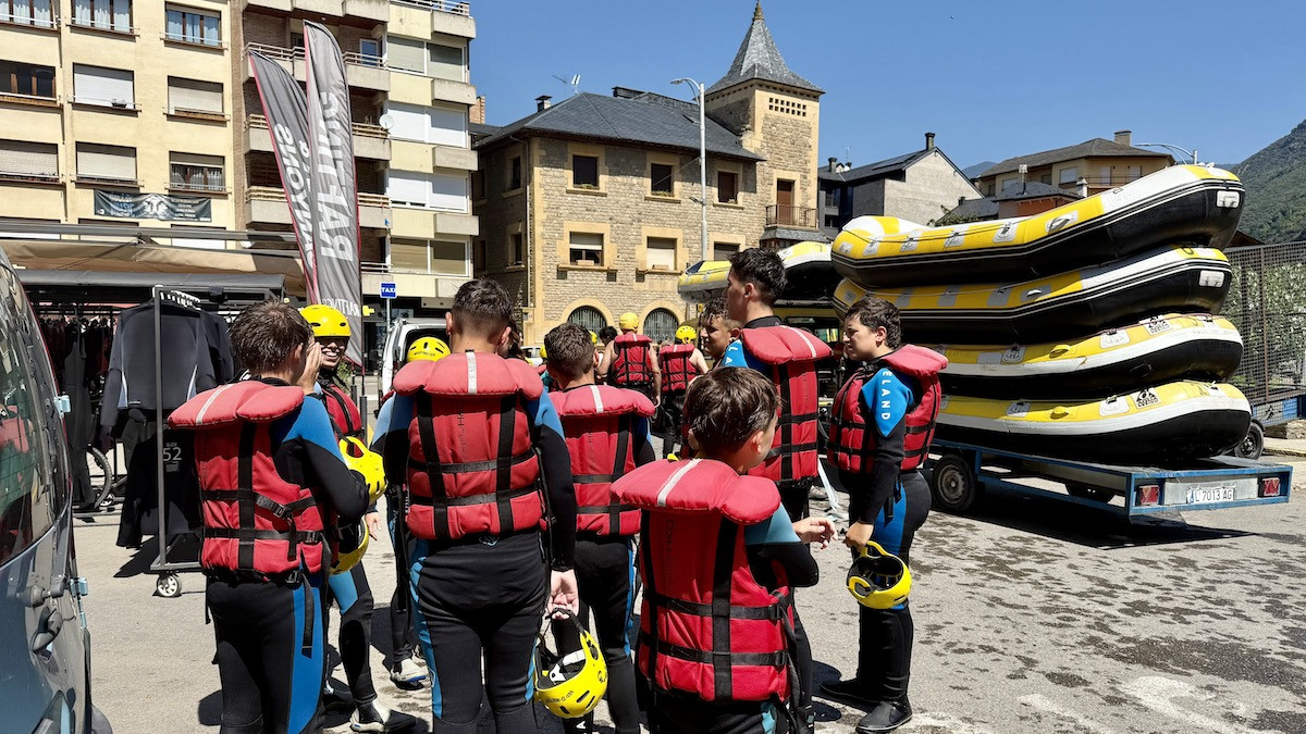Un grup de persones després de fer una baixada al Pallars Sobirà