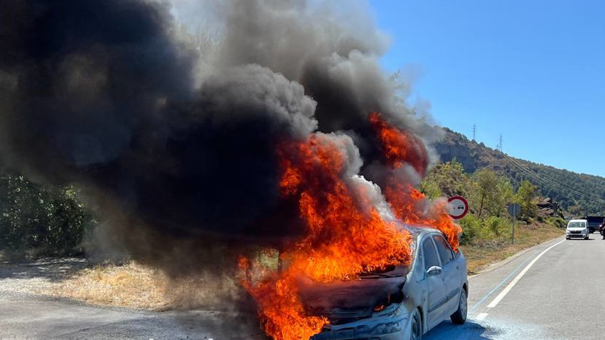 Imatge del vehicle incendiat a Benavent de la Conca
