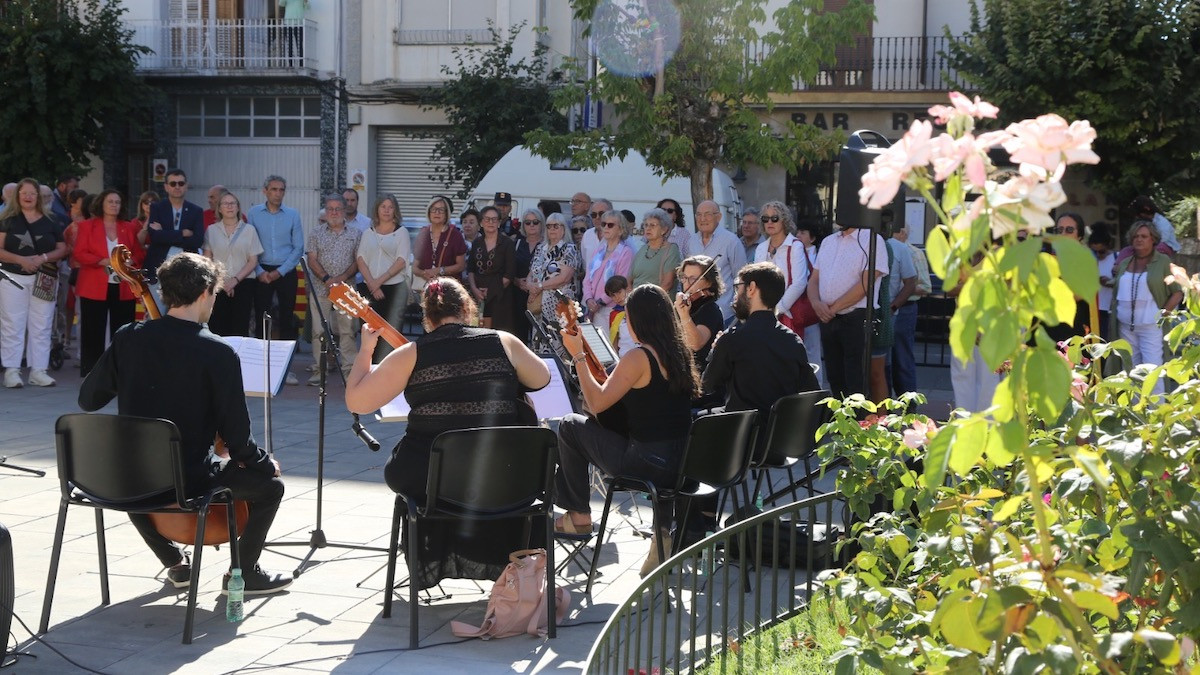 Actuació musical al passeig del Vall de Tremp durant la Diada