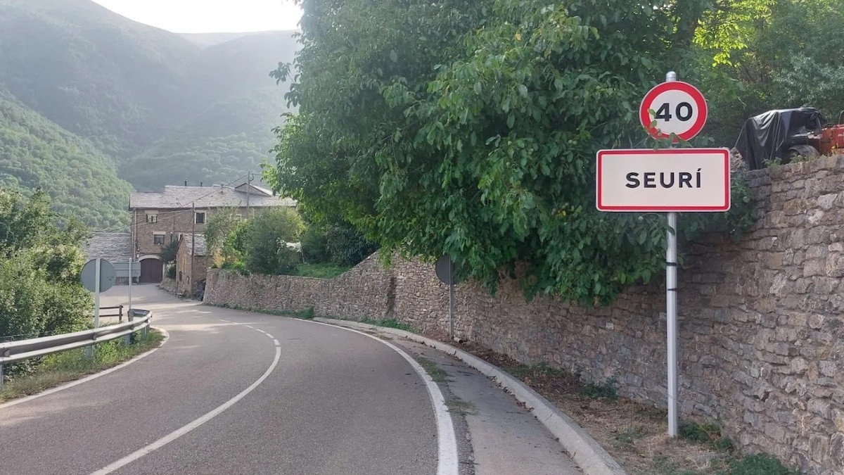 Imatge del rètol recentment instal·lat amb el nom del poble corregit