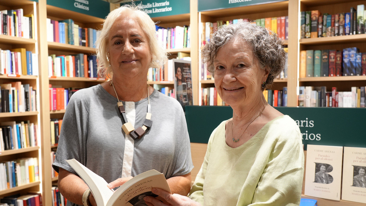 Carme Arenas i Maria Barbal, amb un exemplar del llibre