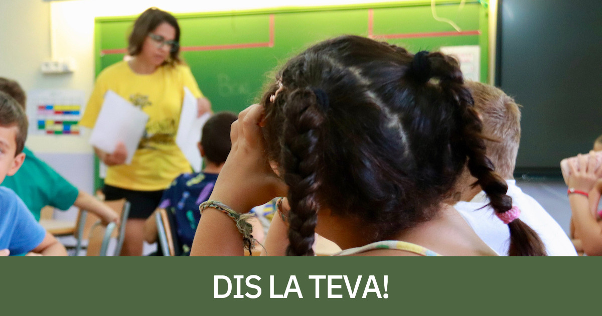 Una alumna de primària escola la mestre el primer dia de classe
