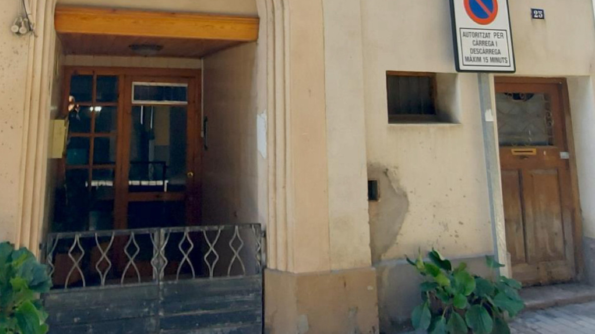 Entrada de l'immoble que s'ha posat a subhasta