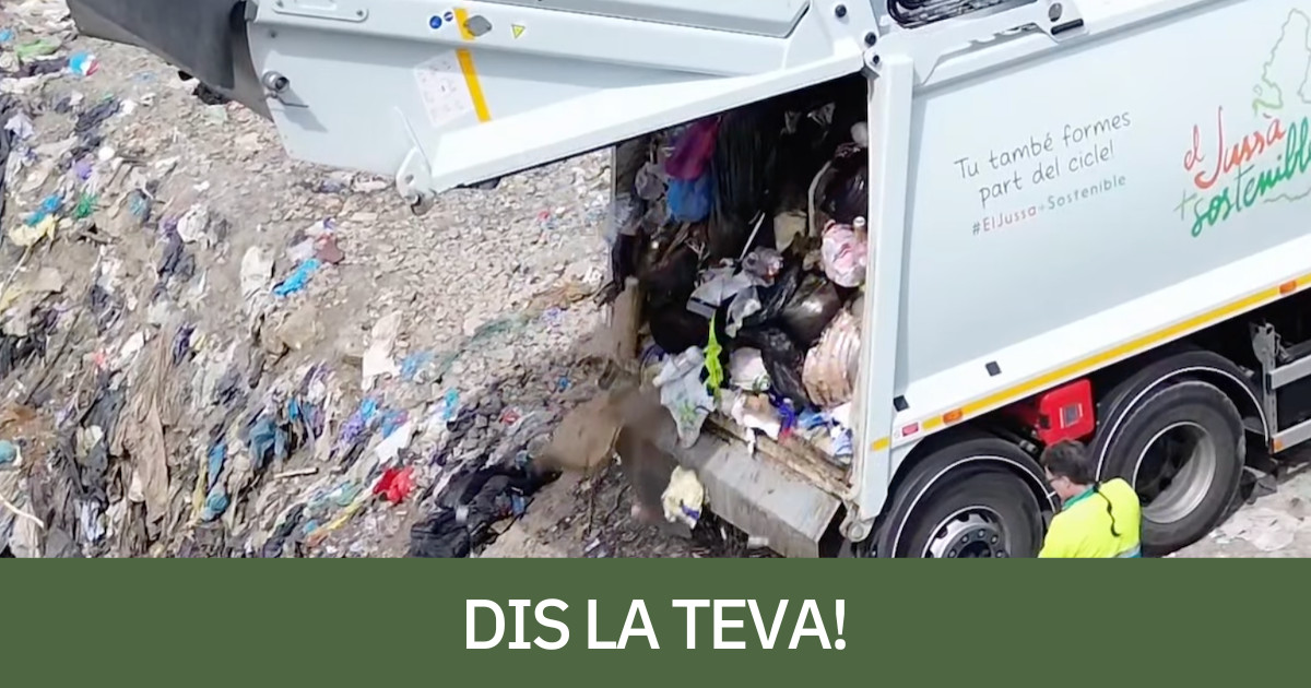 Un camió abocant residus a l'abocador de Fígols