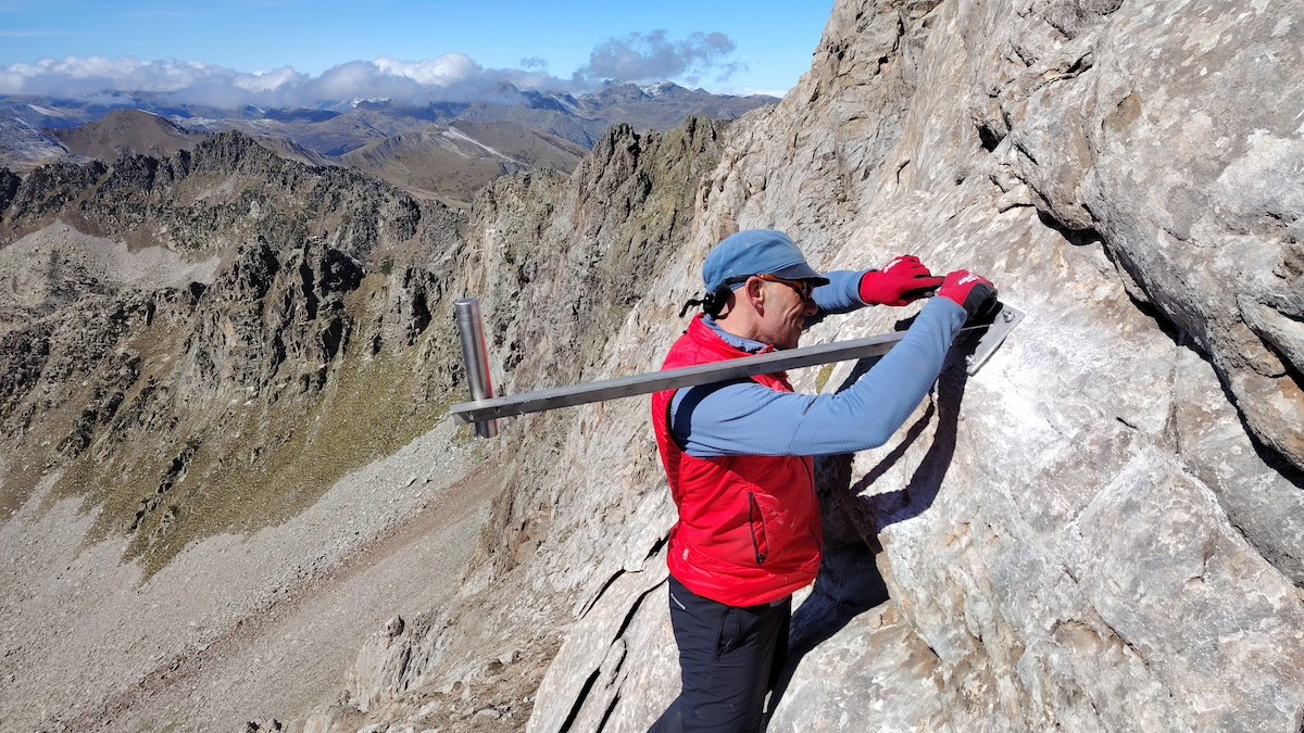 Moment de la col·locació d'un dels sensors de temperatura i humitat relativa