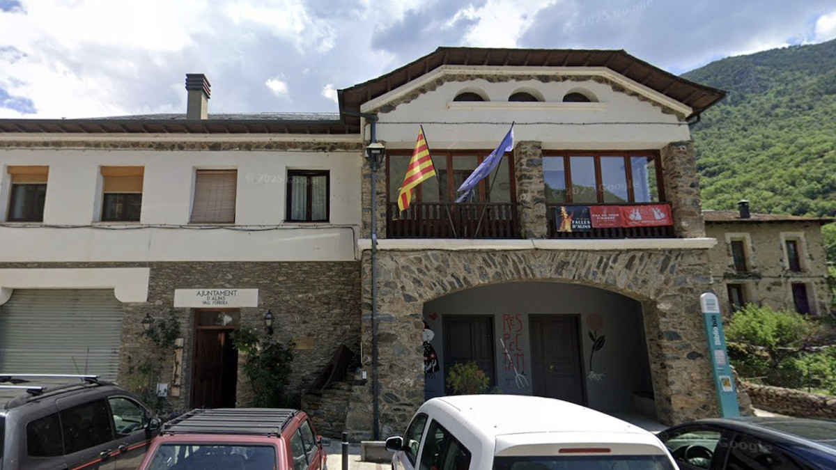 Façana de l'Ajuntament d'Alns, en imatge d'arxiu