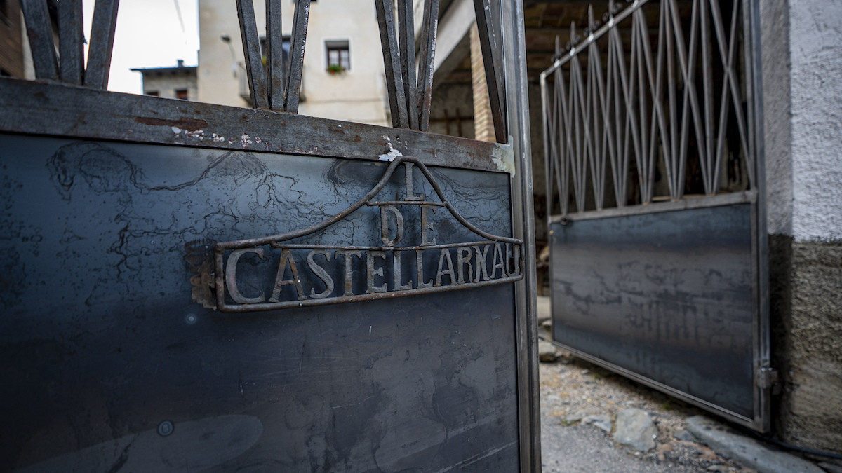 Casa Coix d'Alins, amb l'emblema de Castellarnau