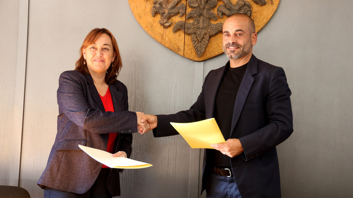 Sílvia Paneque i Baldo Farré, formalitzant la signatura del conveni
