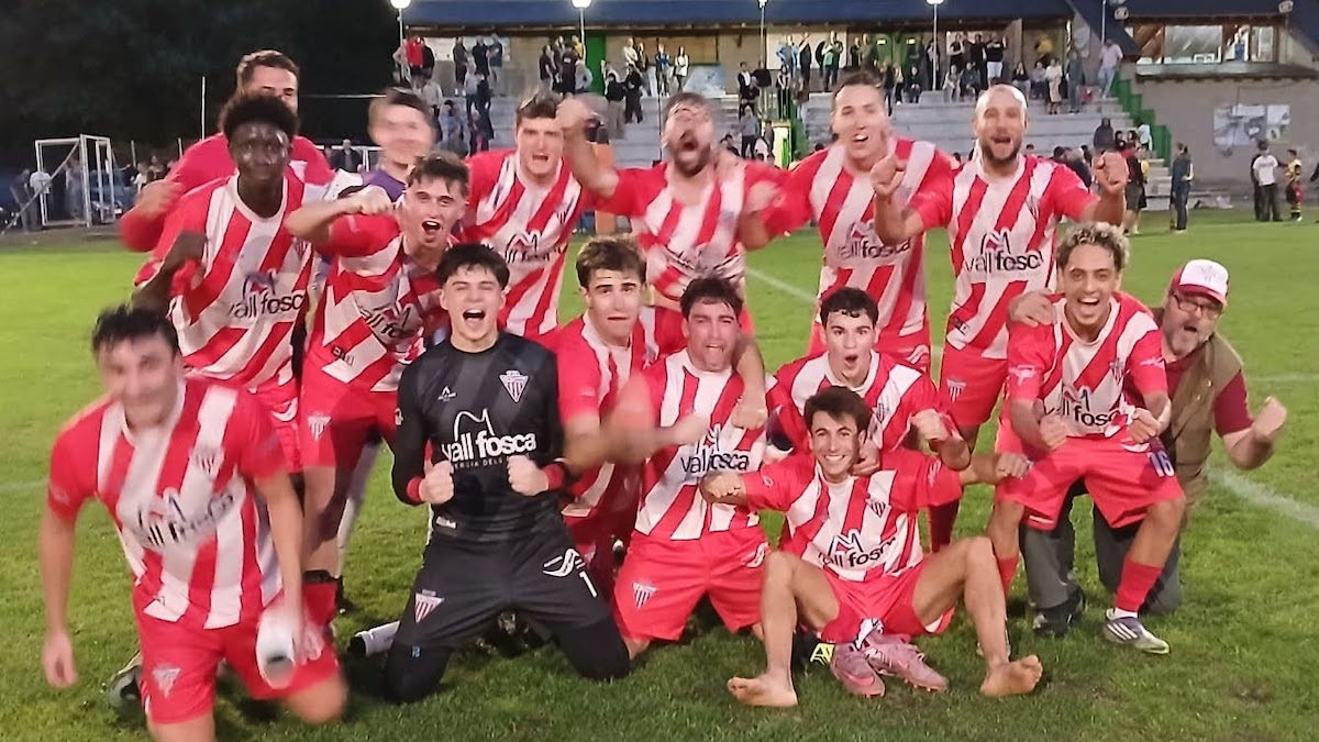 La plantilla del CF Pobla celebrant el triomf a Rialp