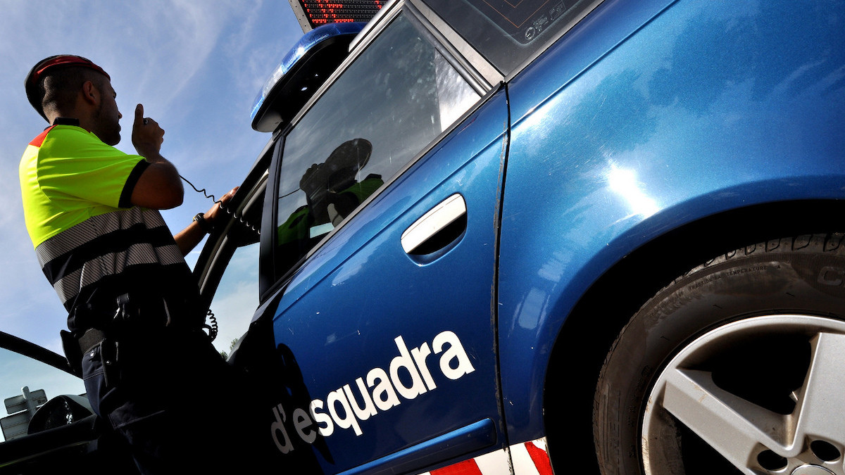 Una patrulla de Mossos en un control de trànsit, en imatge d'arxiu