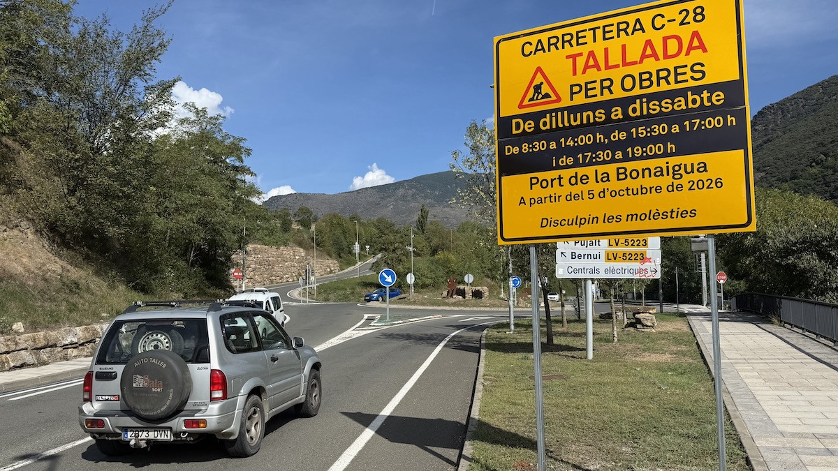 Rètol que indica els talls al Port de la Bonaigua situat a la sortida de Sort