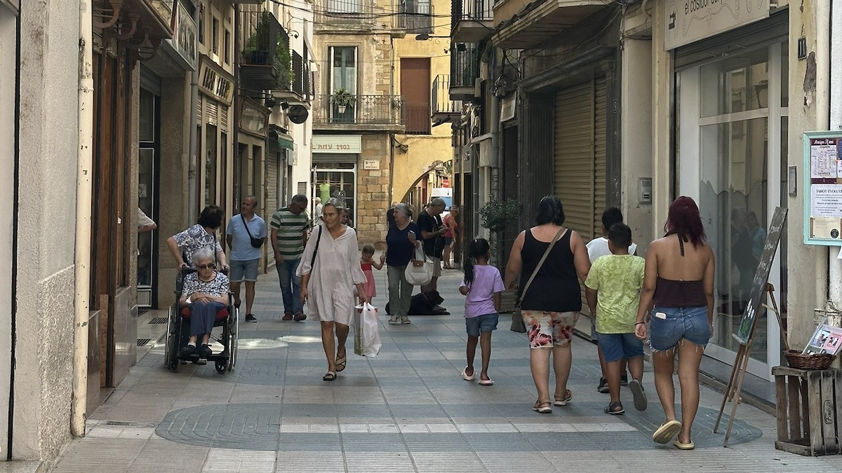 Ciutadans passejant pels carrers del centre històric de Tremp