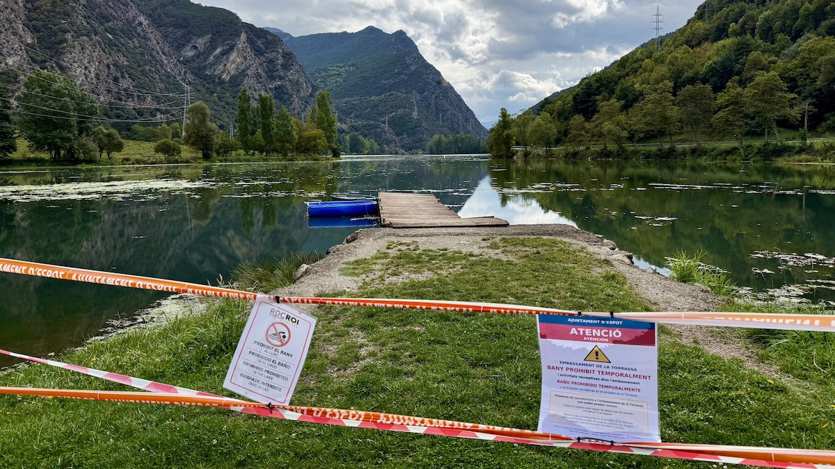 Cartells de prohibició de bany a la zona de bany de la Torrassa