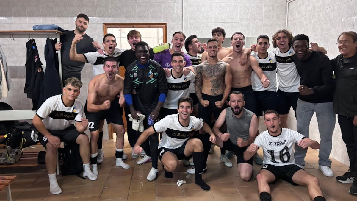 Els jugadors del CF Tremp celebrant el triomf al vestidor