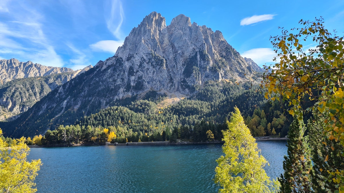 L'estany de Sant Maurici, a Espot, dins el Parc Nacional d'Aigüestortes