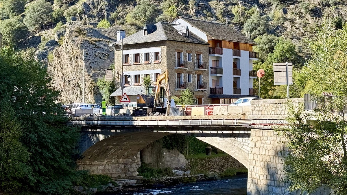 Obres al pont de Llavorsi sobre la Noguera Pallaresa