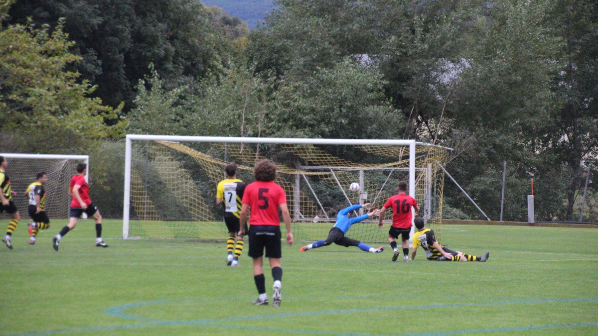 Funes anotant el primer gol del Tremp al camp del Rialp