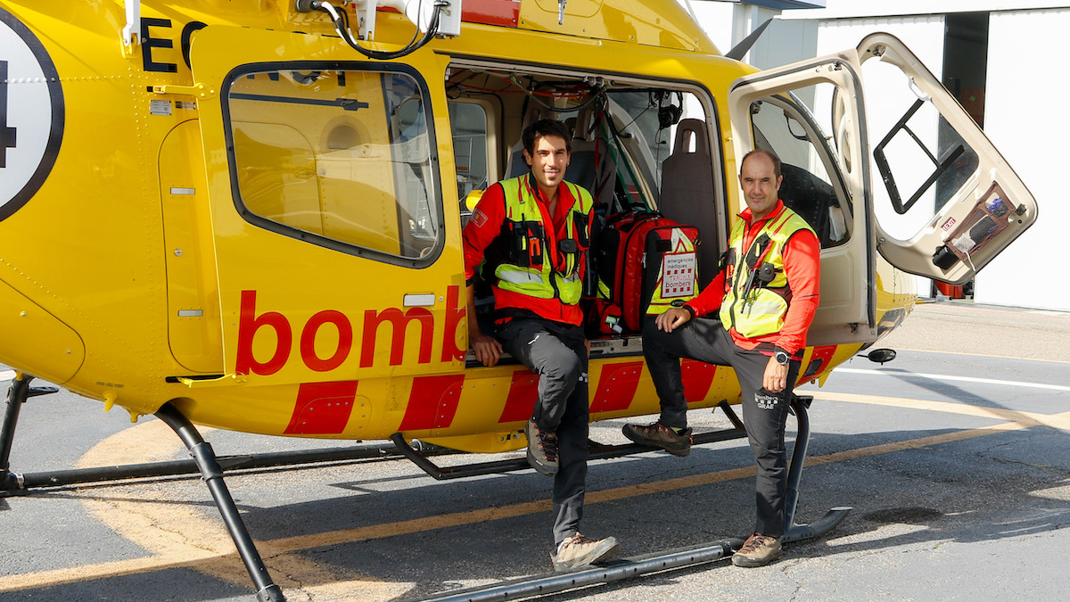 Bombers junt a un helicòpter de salvament dels GRAE a la Seu d'Urgell