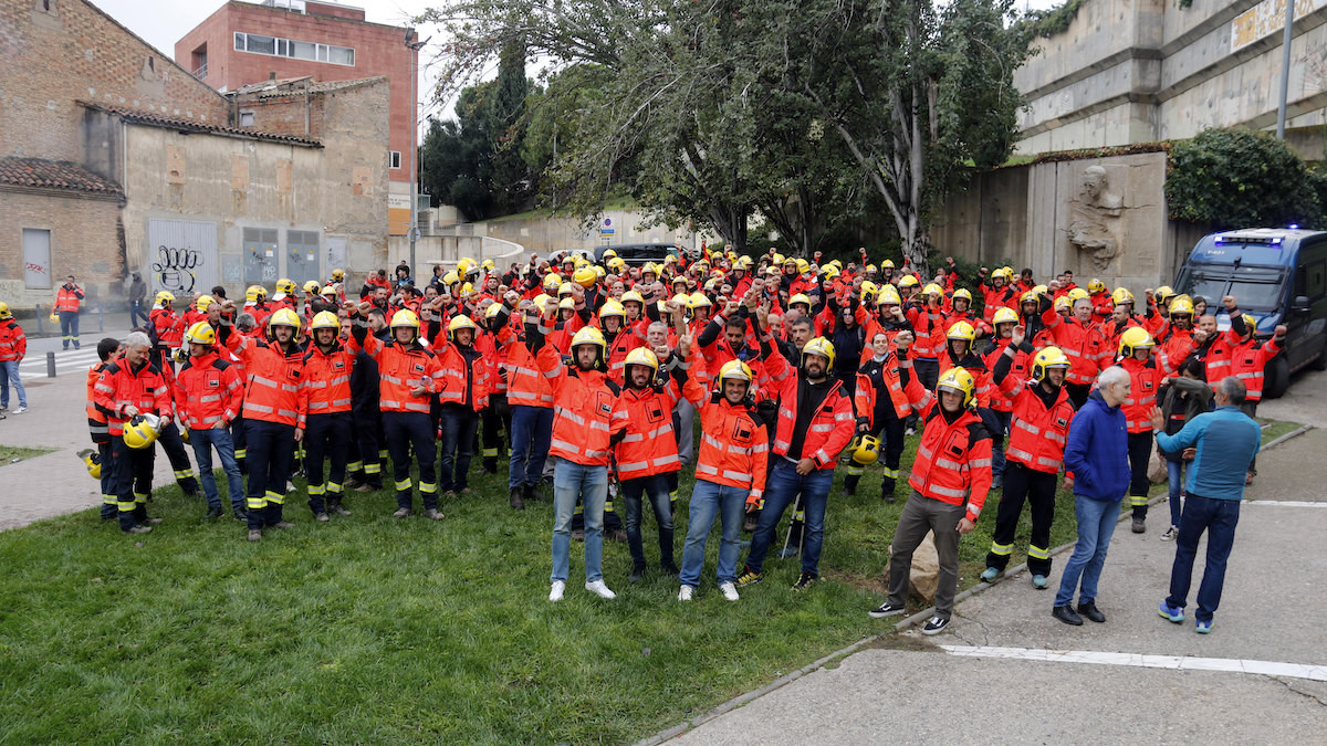 Bombers voluntaris concentrats abans del judici contra la Generalitat a Lleida