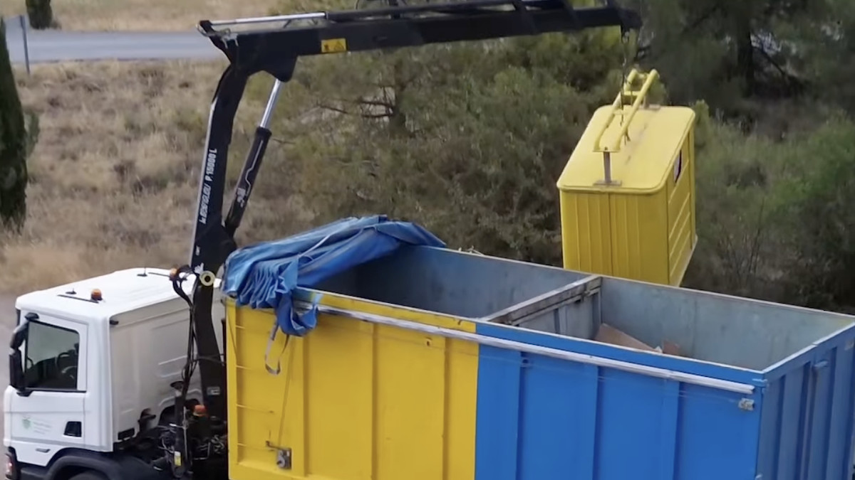 Imatge d'un camió recollint el reciclatge d'un contenidor al Pallars Jussà
