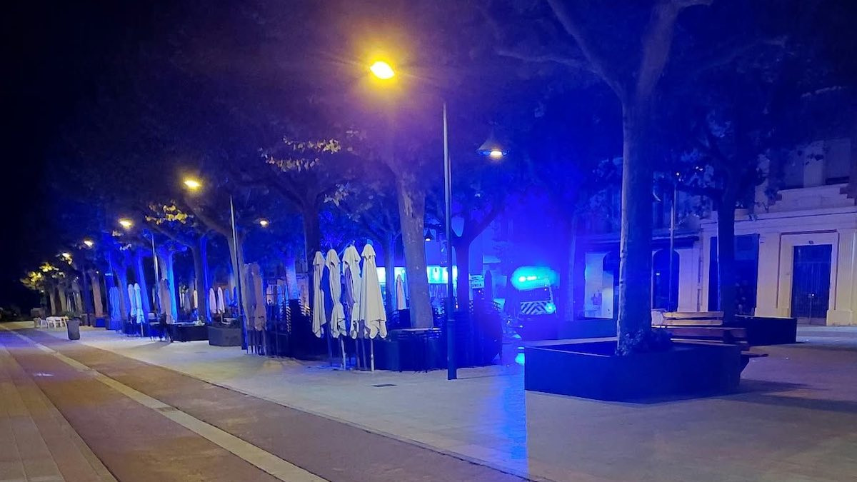 Una ambulància al lloc dels fets la matinada d'aquest dissabte