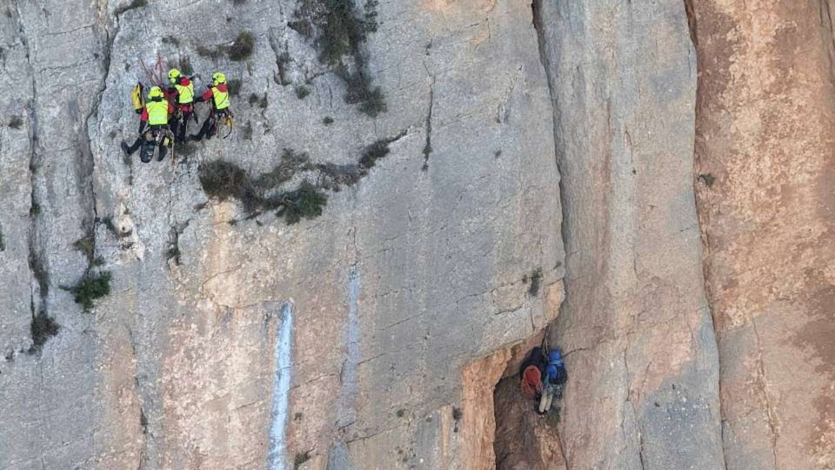 Els rescatadors aproximant-se als escaladors, arrecerats en una escletxa