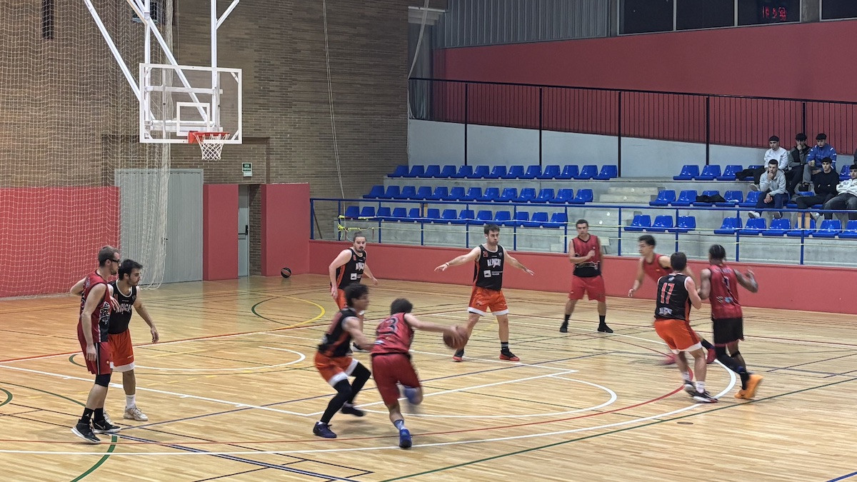 Un jugador del Tremp penetrant a cistella davant la defensa rival