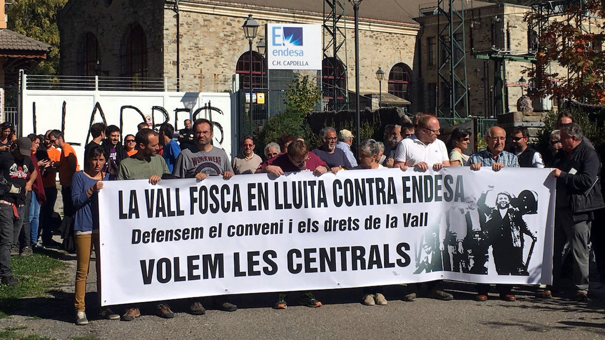 Veïns de la Vall Fosca durant una protesta a la Central de Capdella el 2017