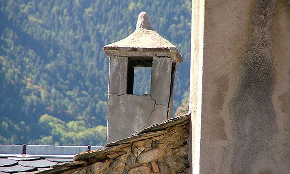 Xemeneia amb una esquerda provocada per un terratrèmol al Pirineu